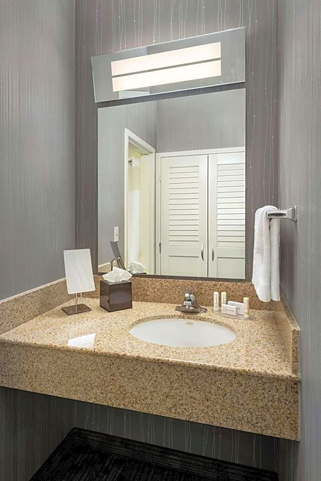 Courtyard by Marriott Newark Liberty International Airport