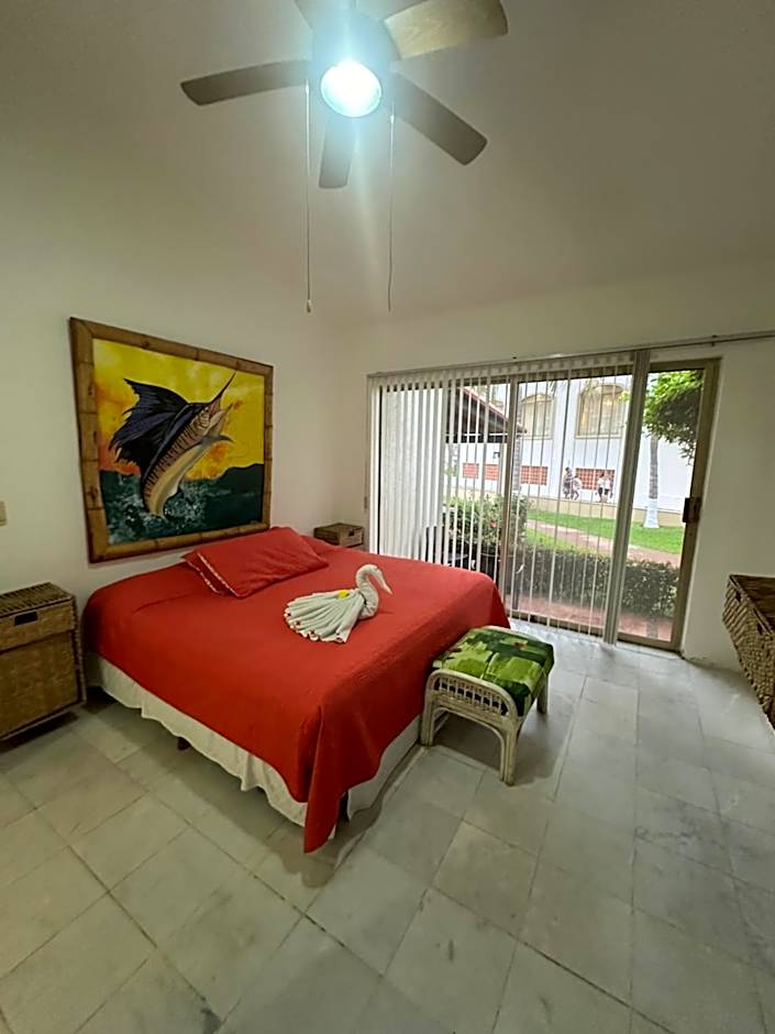 HAB PTa B ÁREA DE VILLAS DENTRO DEL HOTEL Junto al Krystal EN IXTAPA WIFI 2A 1M Con playa