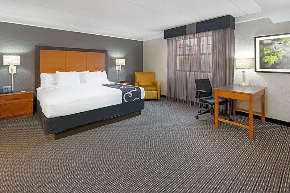 Super 8 by Wyndham The Woodlands North