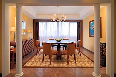 Presidential King Suite with River View - Club Lounge Access