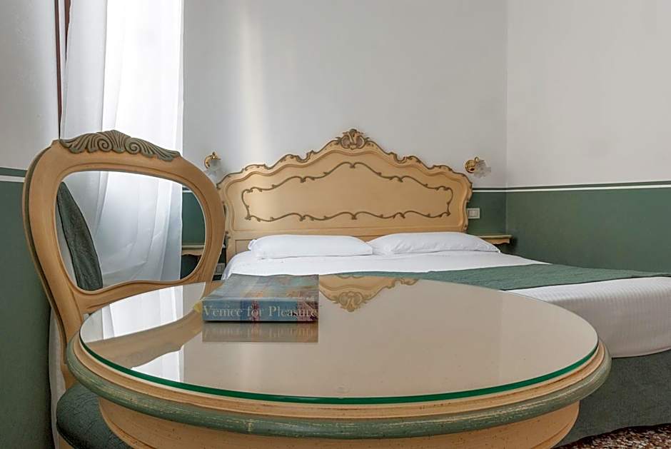 Ca' San Trovaso - 6 Rooms