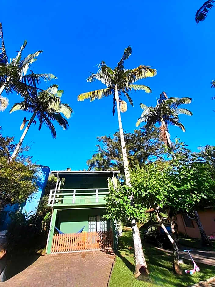 Flor Casa 2 dorms com ar, churrasqueira, cond fech, piscina