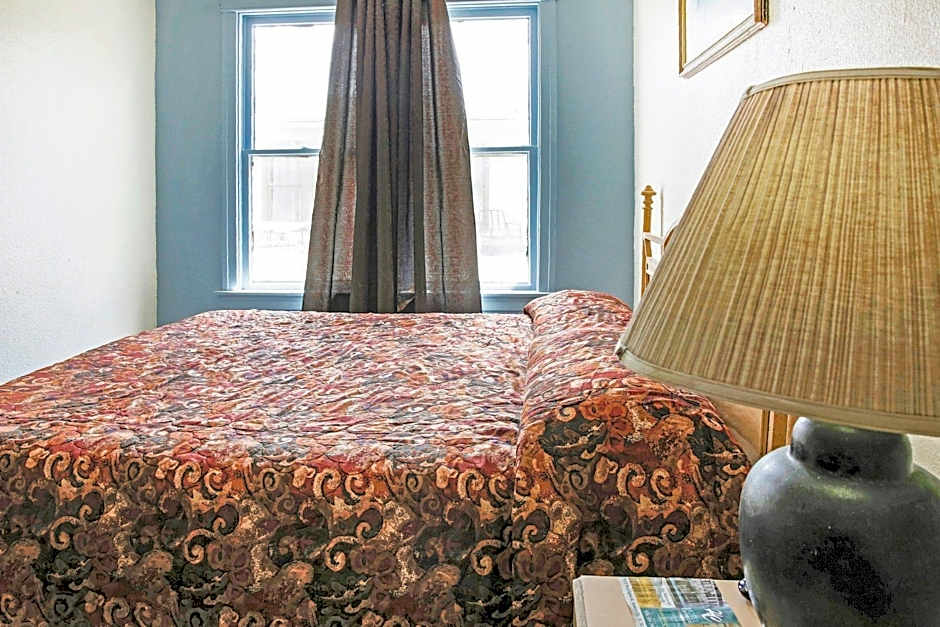 OYO Cameron Historic Hotel Brownsville I-69E