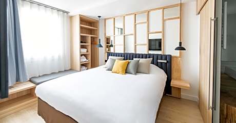 Junior King Suite with One Sofa Bed