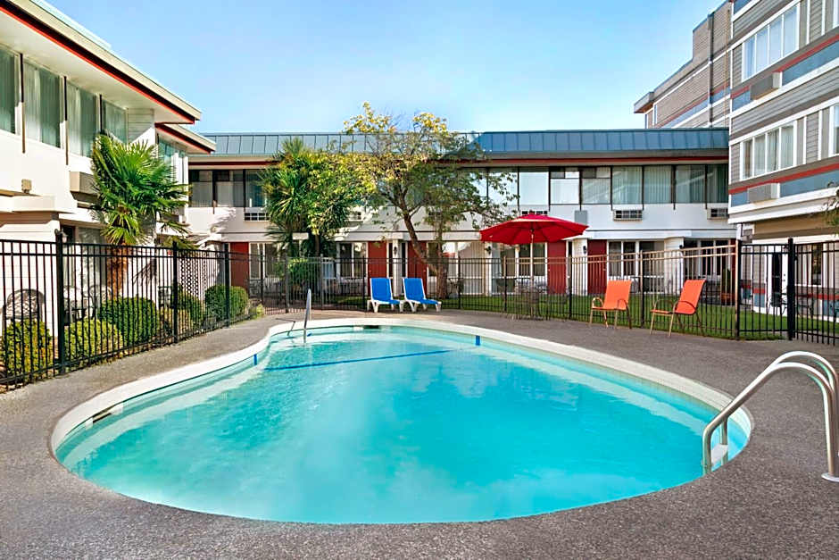 Days Inn by Wyndham Victoria Airport Sidney