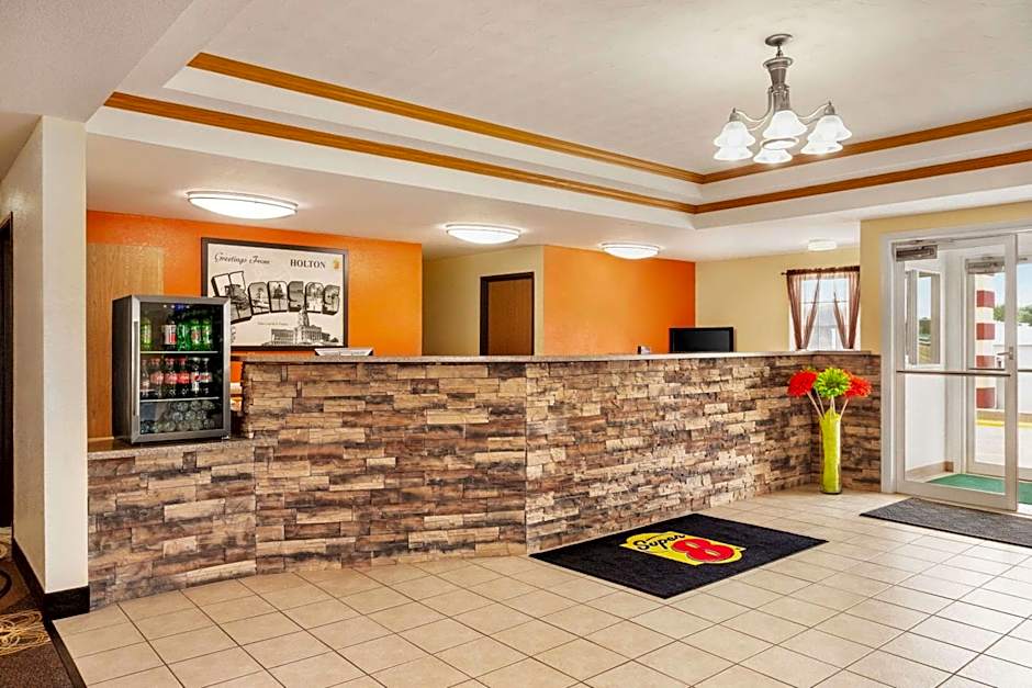 Super 8 by Wyndham Holton