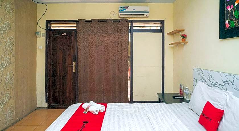 RedDoorz near Cyber Mall