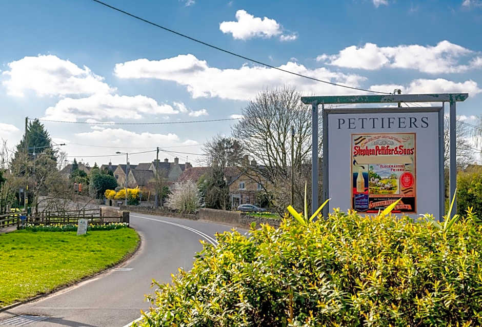 Pettifers Freehouse Hotel