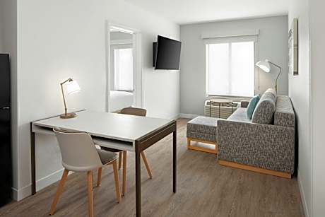 2 Bedroom Suite, Bedroom 1: 1 King, Bedroom 2: 1 King, Sofa bed