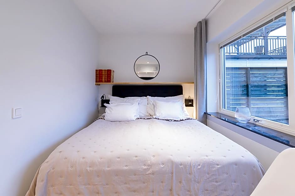 Easy Livin' Apartment Hotel