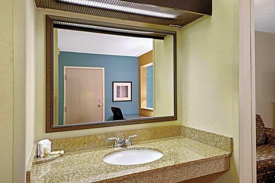 La Quinta Inn & Suites by Wyndham Maingate Fort Jackson