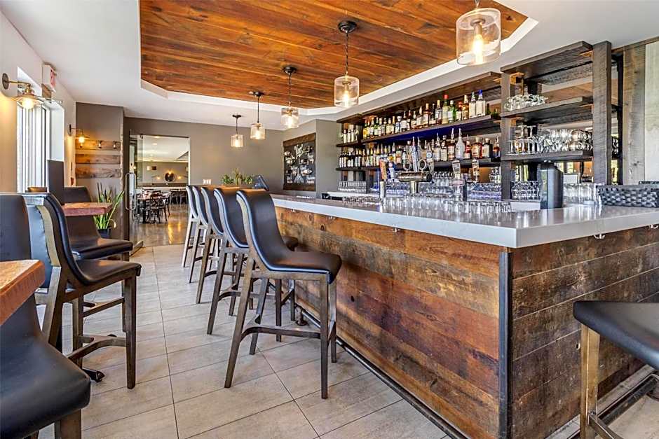 Best Western Plus Chocolate Lake Hotel