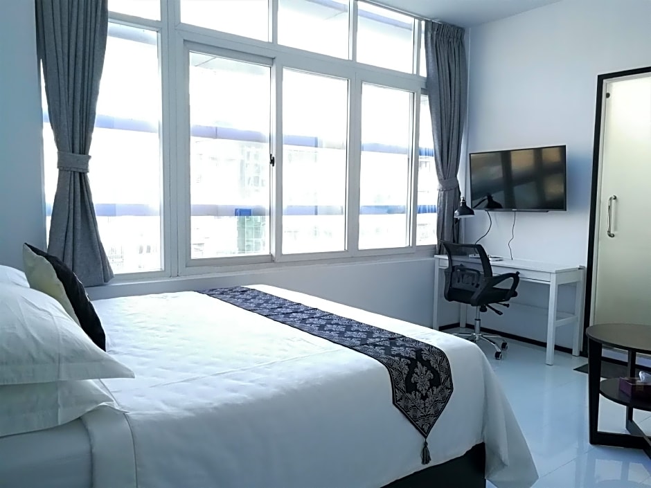 YAMA HOTEL & ROOFTOP BAR