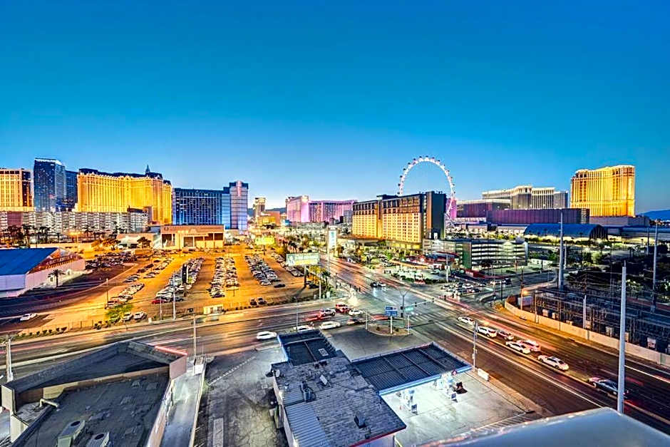Ultimate Las Vegas Getaway One Bedroom Suite with Balcony, Kitchen, Gym, Pool & Free Parking