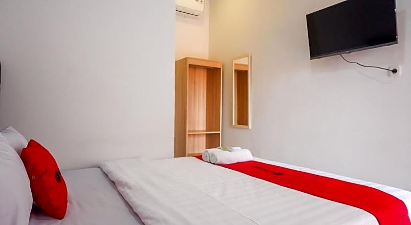RedDoorz near Kawasan Simpang Lima Area