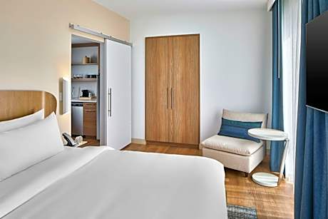 Premium Studio King Room with Sofa Bed - Hearing Accessible