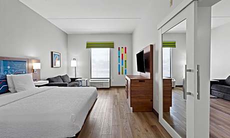 1 King Bed Study With Sofabed Nonsmoking