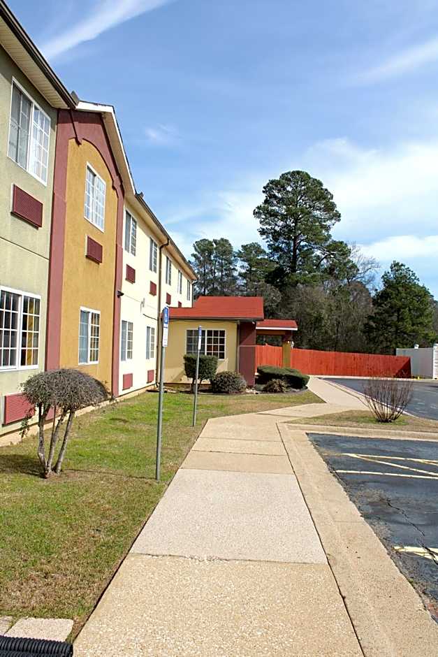 HomeTown Inn & Suites