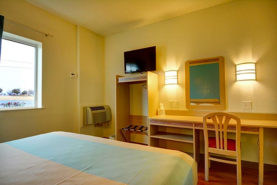 Motel 6-Denison, TX