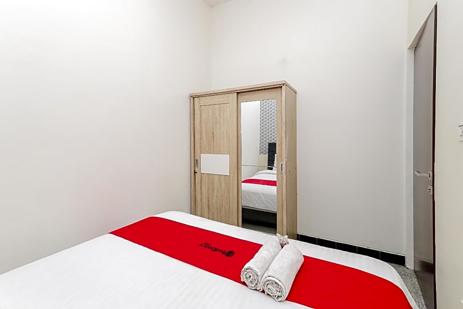 RedDoorz Syariah near Green Park Jatiwarna