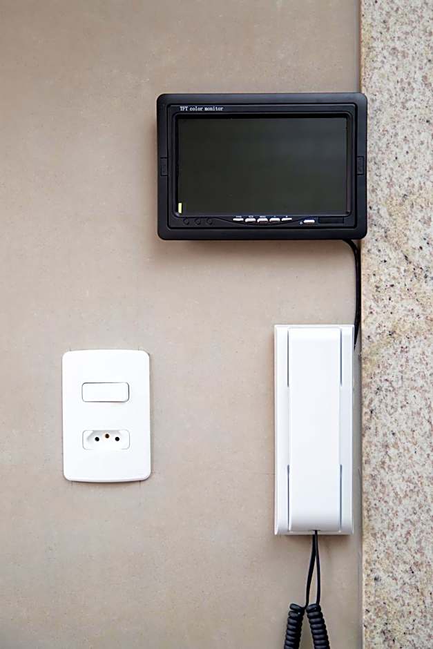 ESPAÇO 250 - Apto mobiliado, 3 quartos, sendo uma suíte, banheiro social, cozinha completa, sala de estar, ar condicionado, tv e internet