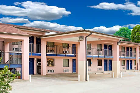 Days Inn by Wyndham Camilla