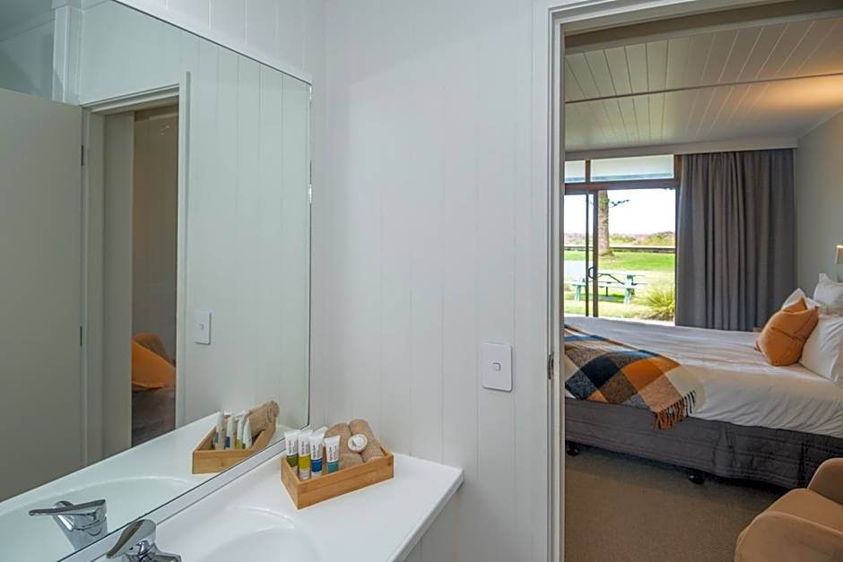 Whispering Sands Beachfront Motel