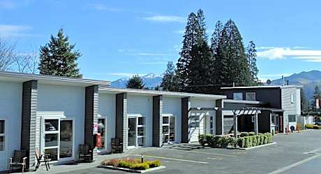 Oxford Village Motels