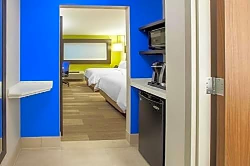 Holiday Inn Express & Suites Atlanta N - Woodstock