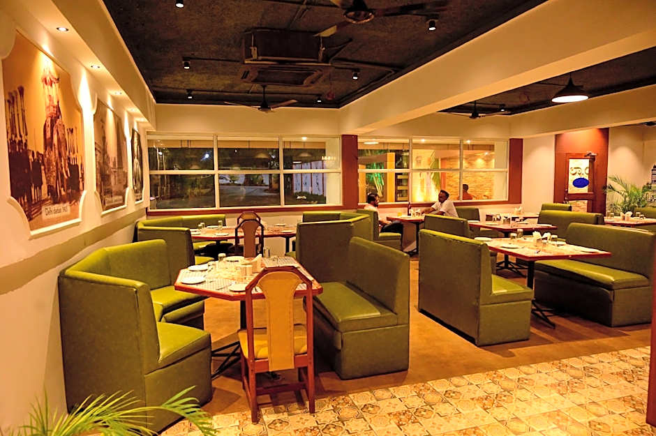 i-ROOMZ Maya's Kings Kourt