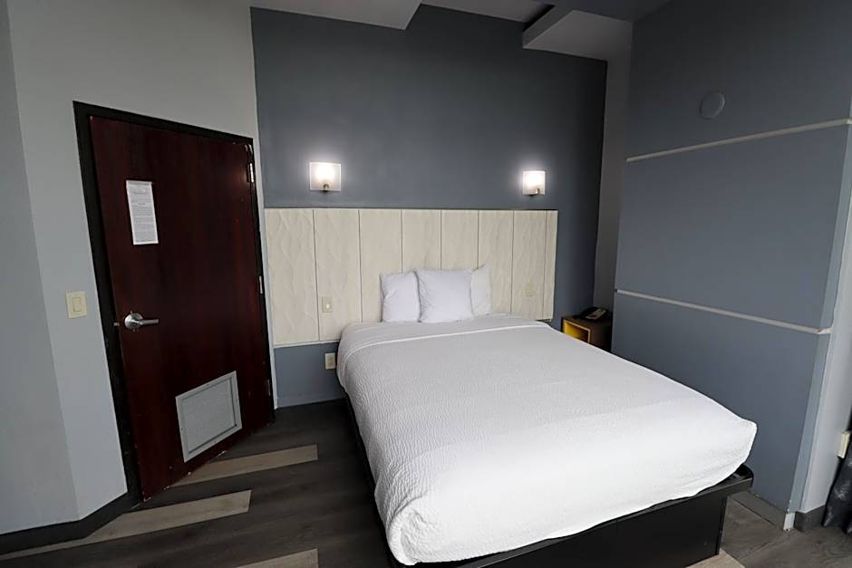 Days Inn & Suites by Wyndham Milwaukee