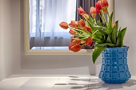 Apartment with Pool View