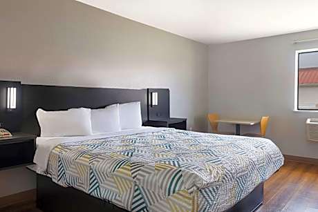 1 King Bed | Non-Smoking