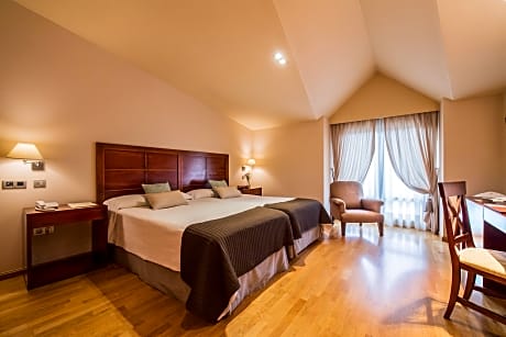 DOUBLE ROOM (2 ADULTS)