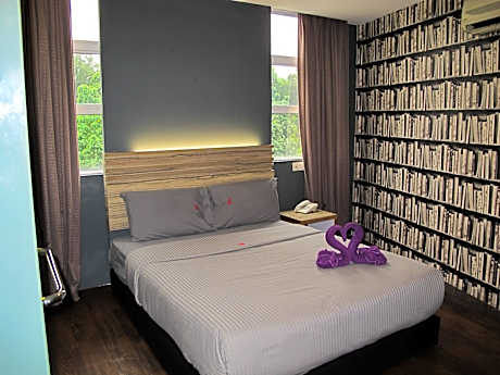 Superior Queen With Window