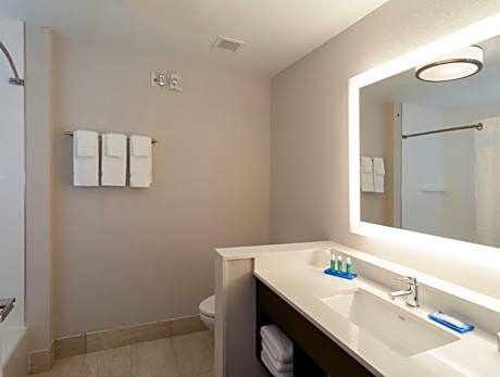 2 Queen Suite Comm Accessible