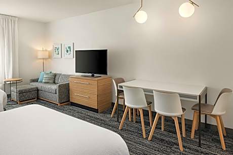 Queen Studio with Sofa Bed - Hearing Accessible