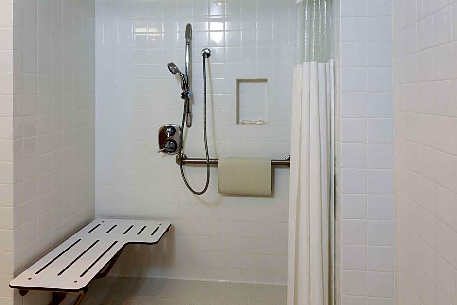 Ramada Plaza by Wyndham West Hollywood Hotel & Suites
