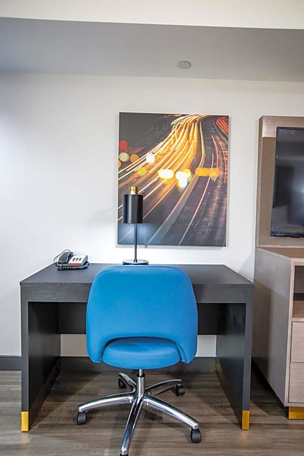 La Quinta Inn & Suites by Wyndham Dallas I-35 Walnut Hill
