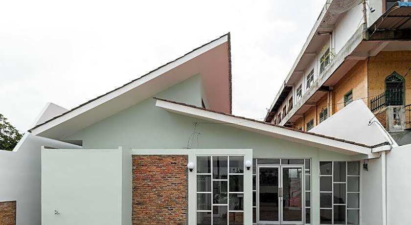 RedDoorz Plus near RS USU Medan 2