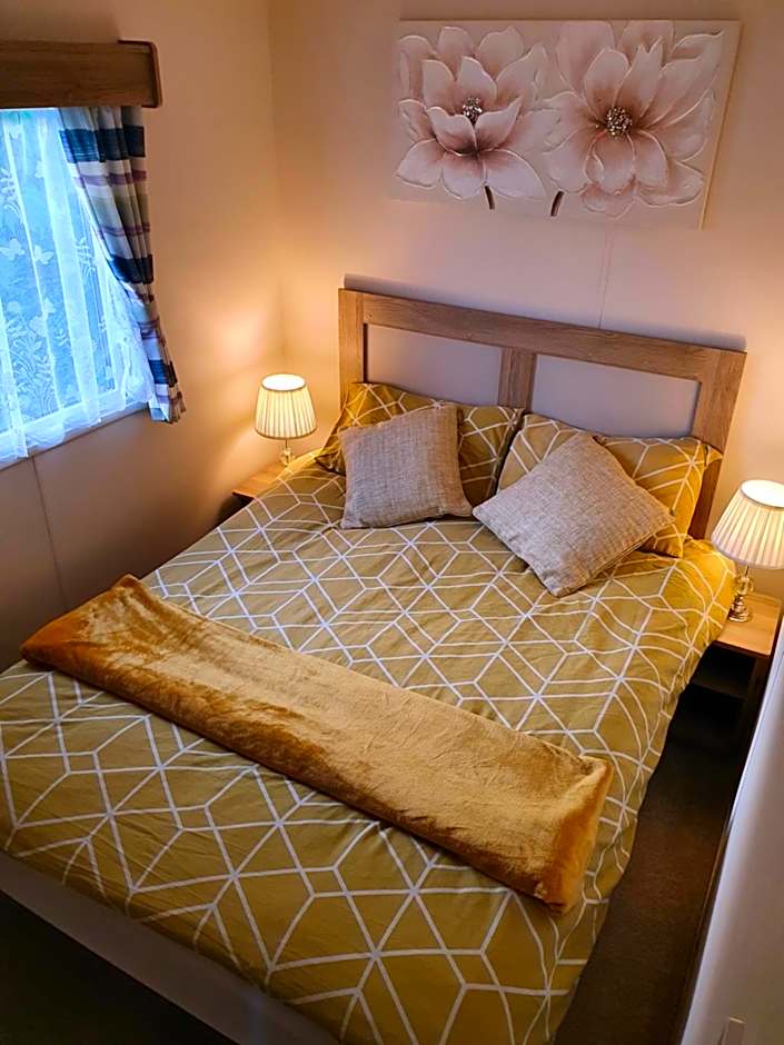 Relaxing Breaks with Hot tub at Tattershal lakes 3 Bedroom