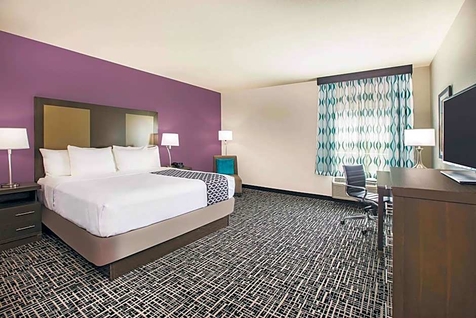 La Quinta Inn & Suites by Wyndham Dallas Plano - The Colony