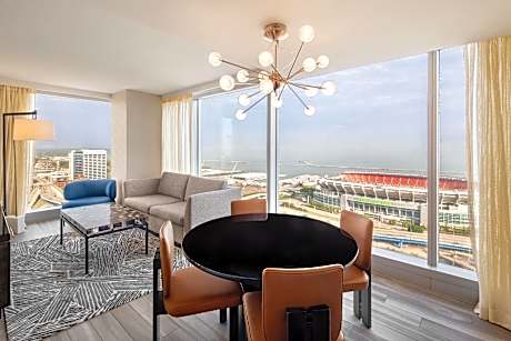 1 King Ambassador Suite - Accessible Bathtub