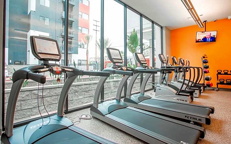 Luxury furnished & Designed 2 Bedroom Part Hotel in Woodland Hills