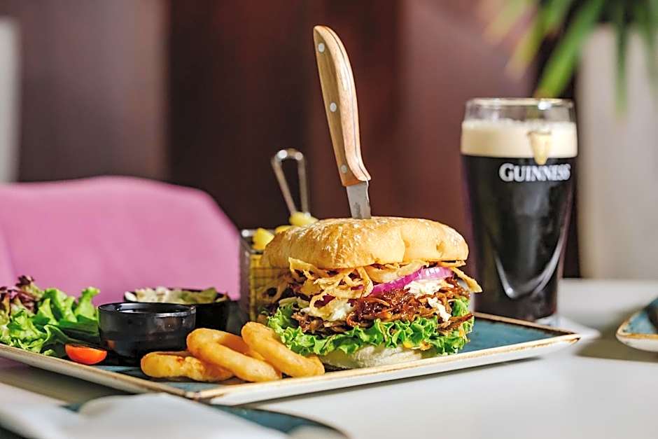 Seasons Hotel (Adults Only)