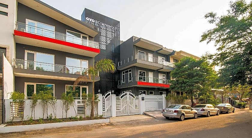 Super Townhouse Galleria Market Near Golf Course Road