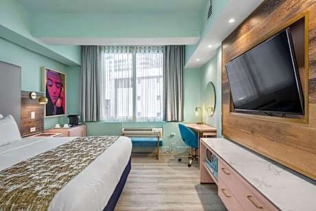 1 King Bed Standard City View