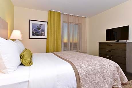 One-Bedroom Queen Suite