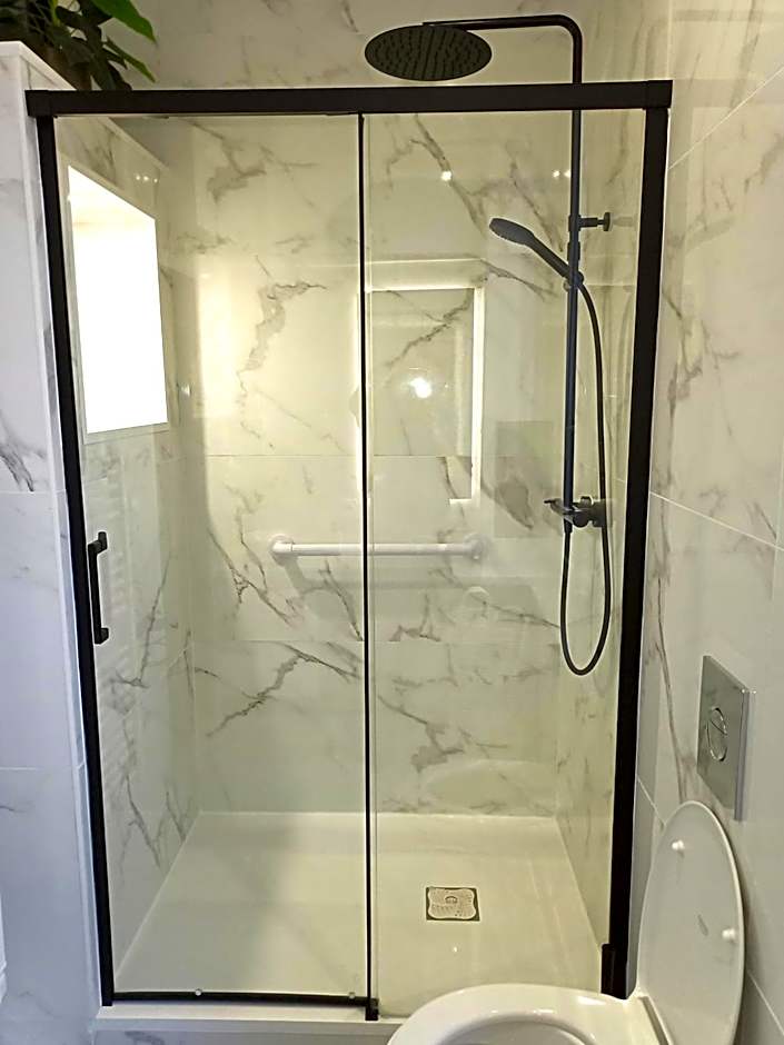 L'appart'hôtel - 1 Appartement Love Room avec Spa Privatif & Autres Appartements Standards à thèmes sans spa