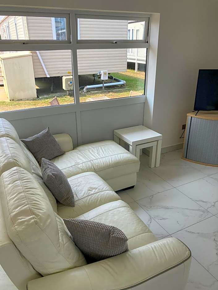 2 bed chalet Greatstone, New Romney sands holiday village 2mins from beach